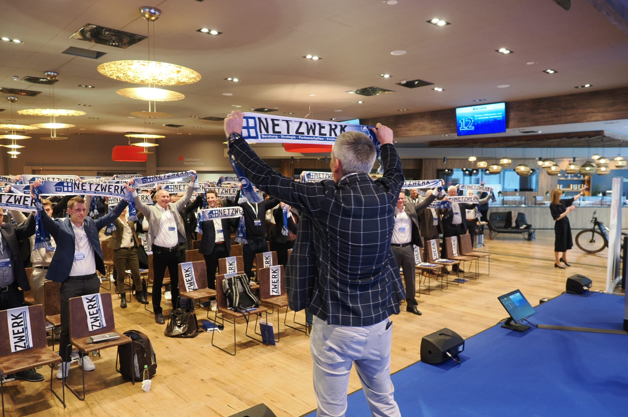 Zum Song "You'll never walk alone" erhoben die Teilnehmer zum Auftakt des 12. Netzwerk Partnertags ihre Netzwerk-Schale.
