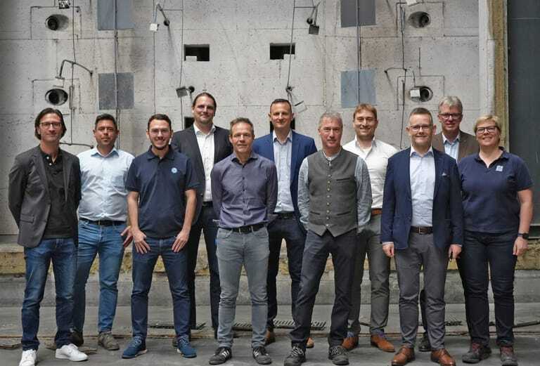 Experten des TÜV SÜD besichtigten das ift-Technologiezentrum und tauschten sich über die Details der Kooperation mit den Experten des ift Rosenheim aus.