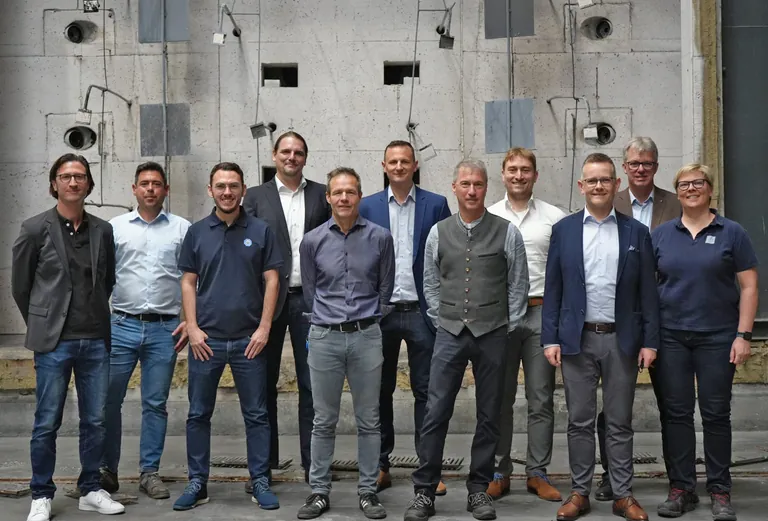 Experten des T&Uuml;V S&Uuml;D besichtigten das ift-Technologiezentrum und tauschten sich &uuml;ber die Details der Kooperation mit den Experten des ift Rosenheim aus.