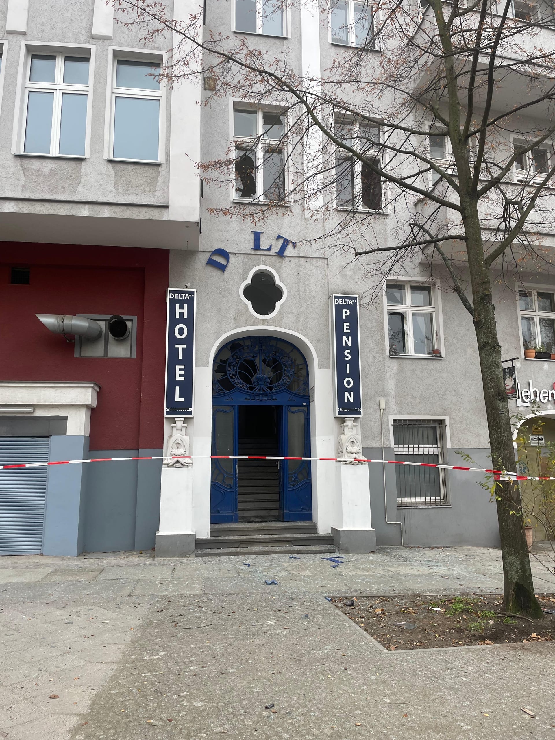 Nach Angaben der Feuerwehr gingen an der Kreuzung Hauptstraße/Belziger Straße durch die heftige Druckwelle der Explosion massenhaft Fenster zu Bruch. 36 Wohnungen waren vorerst unbewohnbar.