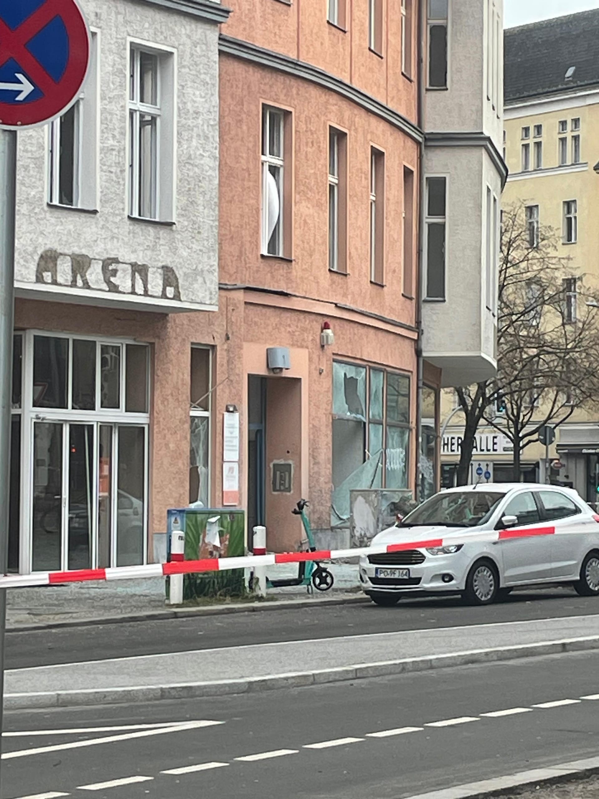 Illegales Feuerwerk, mutmaßlich sogenannte Kugelbomben, haben in der Neujahrsnacht in Berlin-Schöneberg große Schäden an zahlreichen Häuserfassaden verursacht.