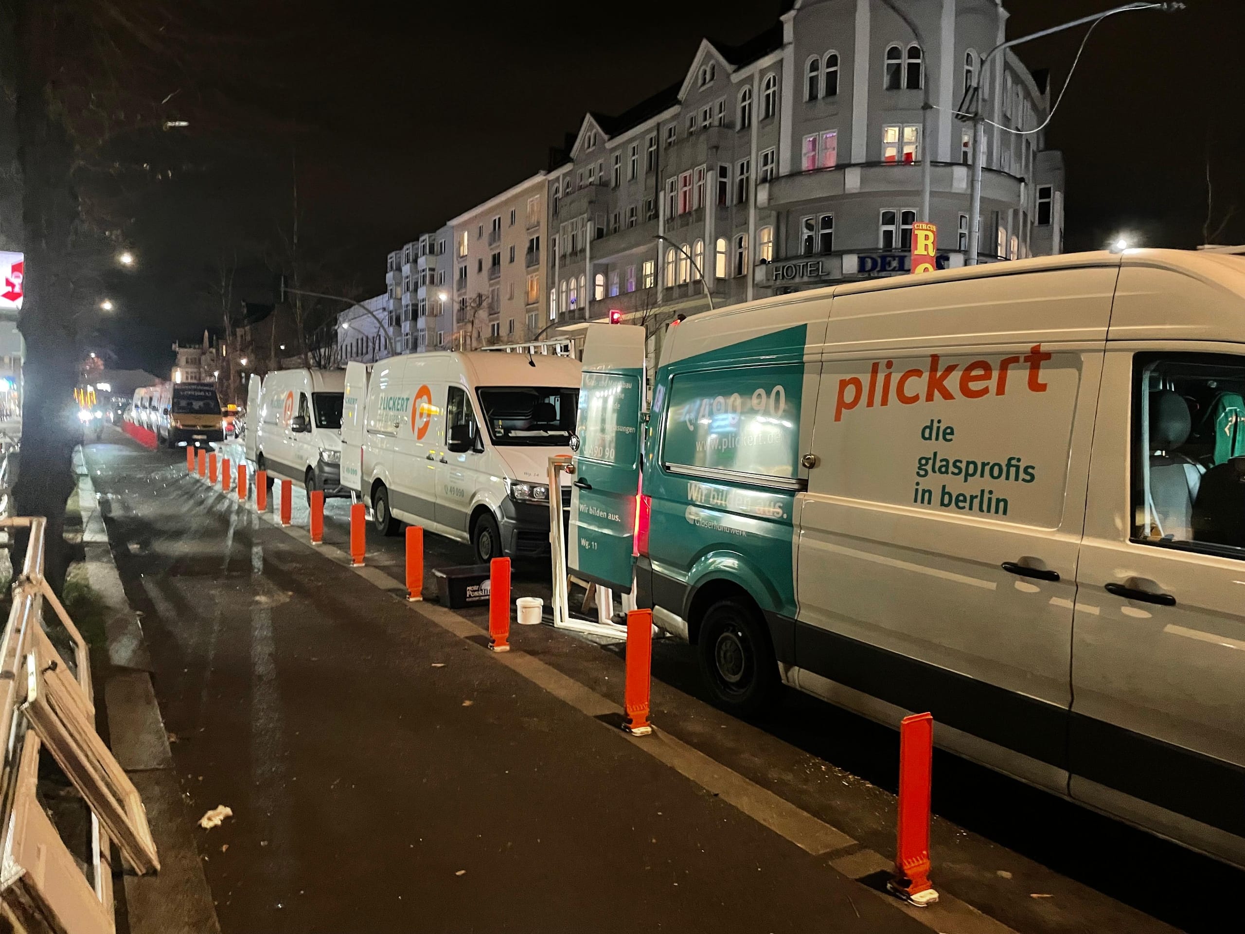 Um die Schäden schnellst möglich zu beseitigen, rückte noch direkt in der Silvesternacht der 24h-Notdienst der Glaserei Plickert an und reparierte mit acht Mitarbeitern bis 2 Uhr früh Fensterscheiben im Akkord.