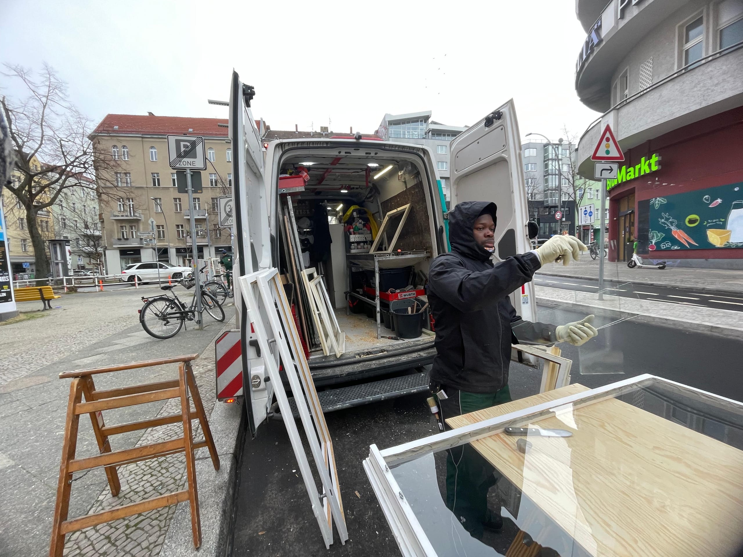 Noch bis zum 8. Januar 2025 – inklusive Samstag und Sonntag – waren bis zu sechs Mann der Firma Plickert im Einsatz, um rund 500 Fenster zu reparieren.