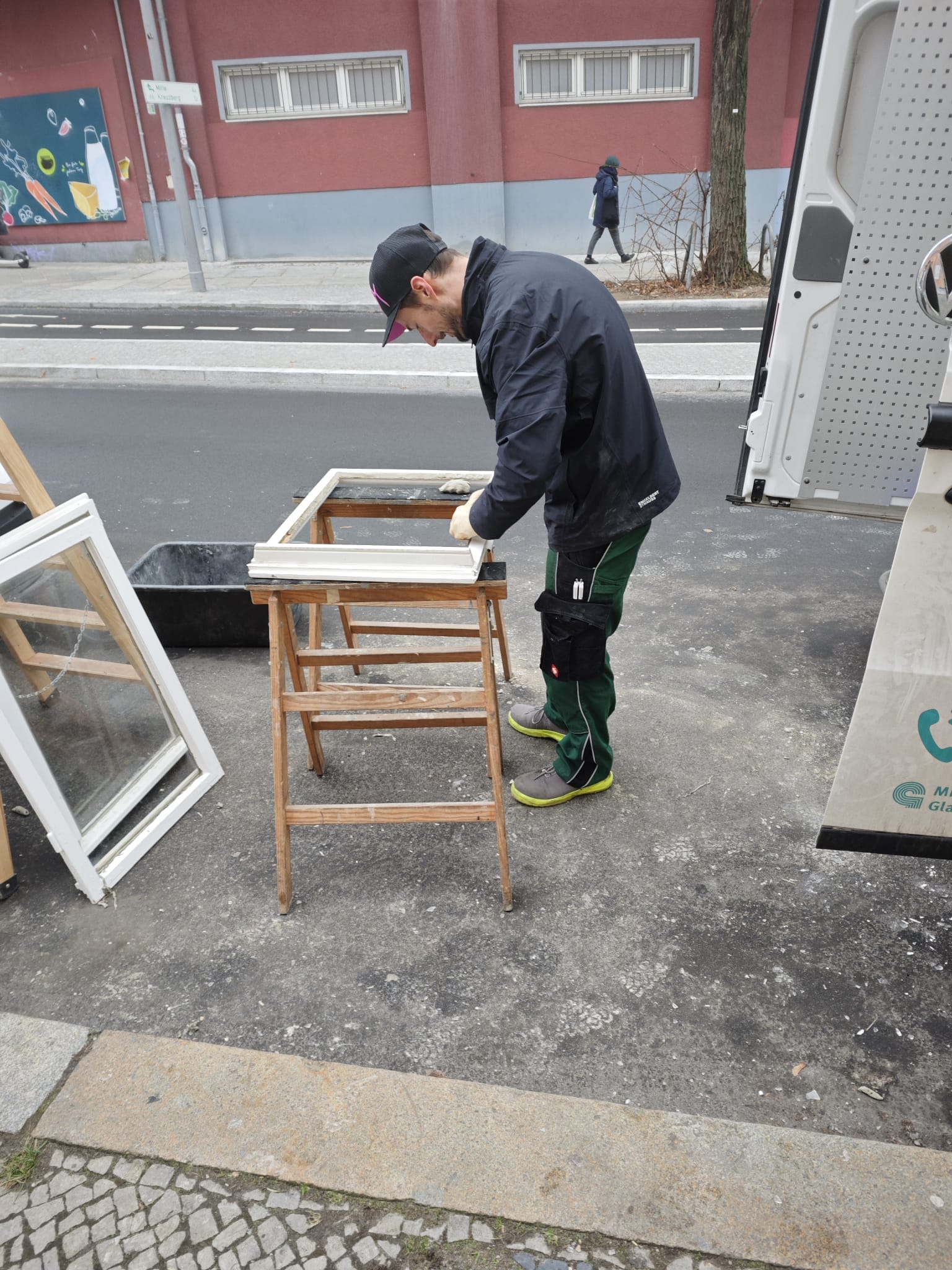 Die Reparatur der alten Kastenfenster ging eilig und routiniert vonstatten: Fensterscheibenreste und alter Kitt aus dem Rahmen raus, neue Scheibe zuschneiden, Kitt in die Fuge schmieren, Scheibe einlegen und nochmal einkitten.