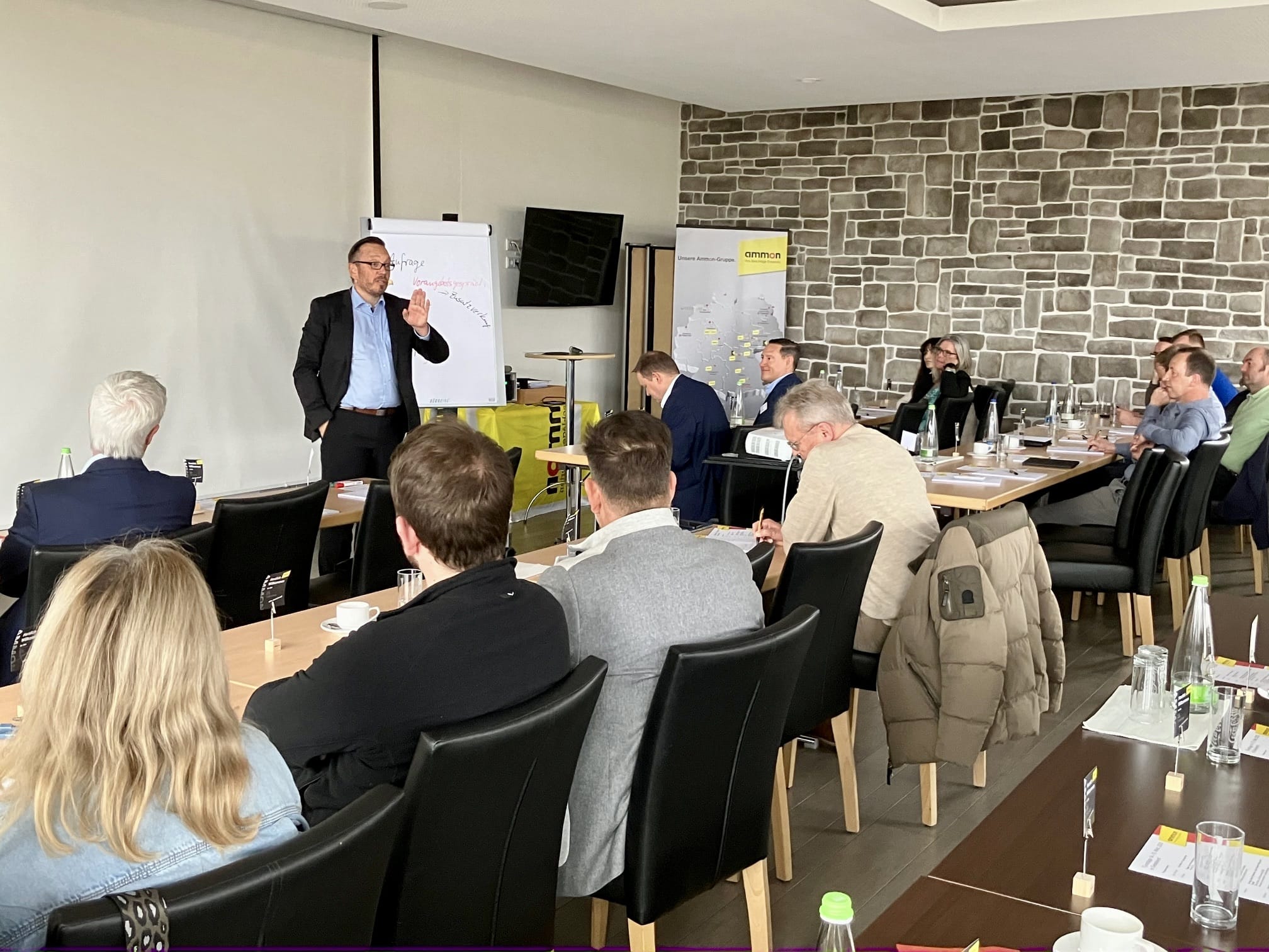 Verkaufs- und Messetrainer Andreas Höld mit seinem Vortrag "Potenzial neu gedacht". Sein wichtigster Appell: "Die meisten Kunden verlieren wir, weil wir sie bereits im Erstgespräch mit Detailinfos überfrachten und in der Folge auch überfordern."