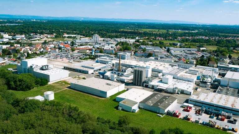 Der Renolit-Standort in Worms von oben. Hier wird auf f&uuml;nf Hektar ungenutzer Fl&auml;che eine neue Produktion aufgebaut.