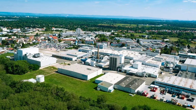 Der Renolit-Standort in Worms von oben. Hier wird auf f&uuml;nf Hektar ungenutzer Fl&auml;che eine neue Produktion aufgebaut.