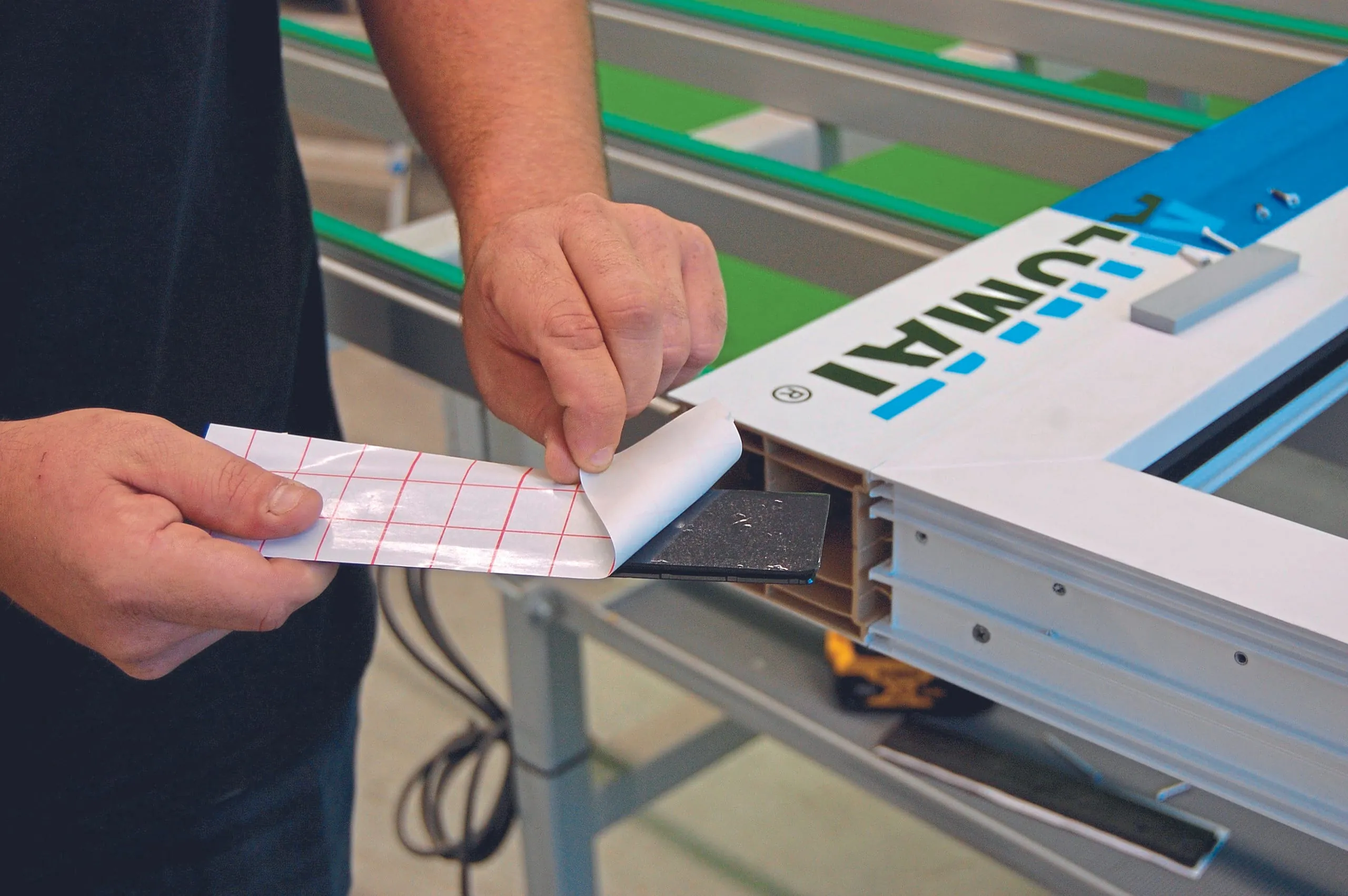 1. Schritt: Ziehen Sie von der mit einem Butylband versehenen Klemmleiste den Trennstreifen ab.