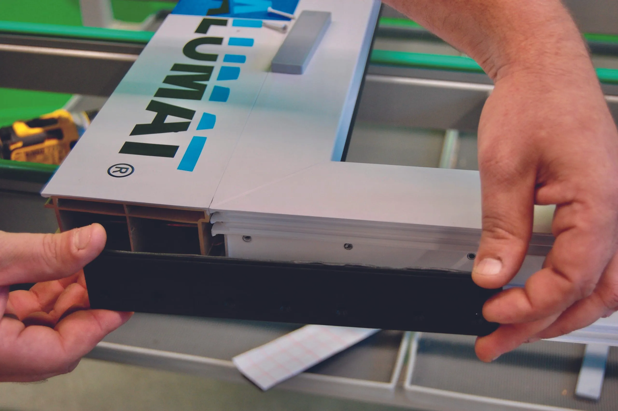 2. Schritt: Bringen Sie die Klemmleiste am Rahmenrücken an – die Markierung OKFF hilft bei der Ausrichtung in der Höhe.