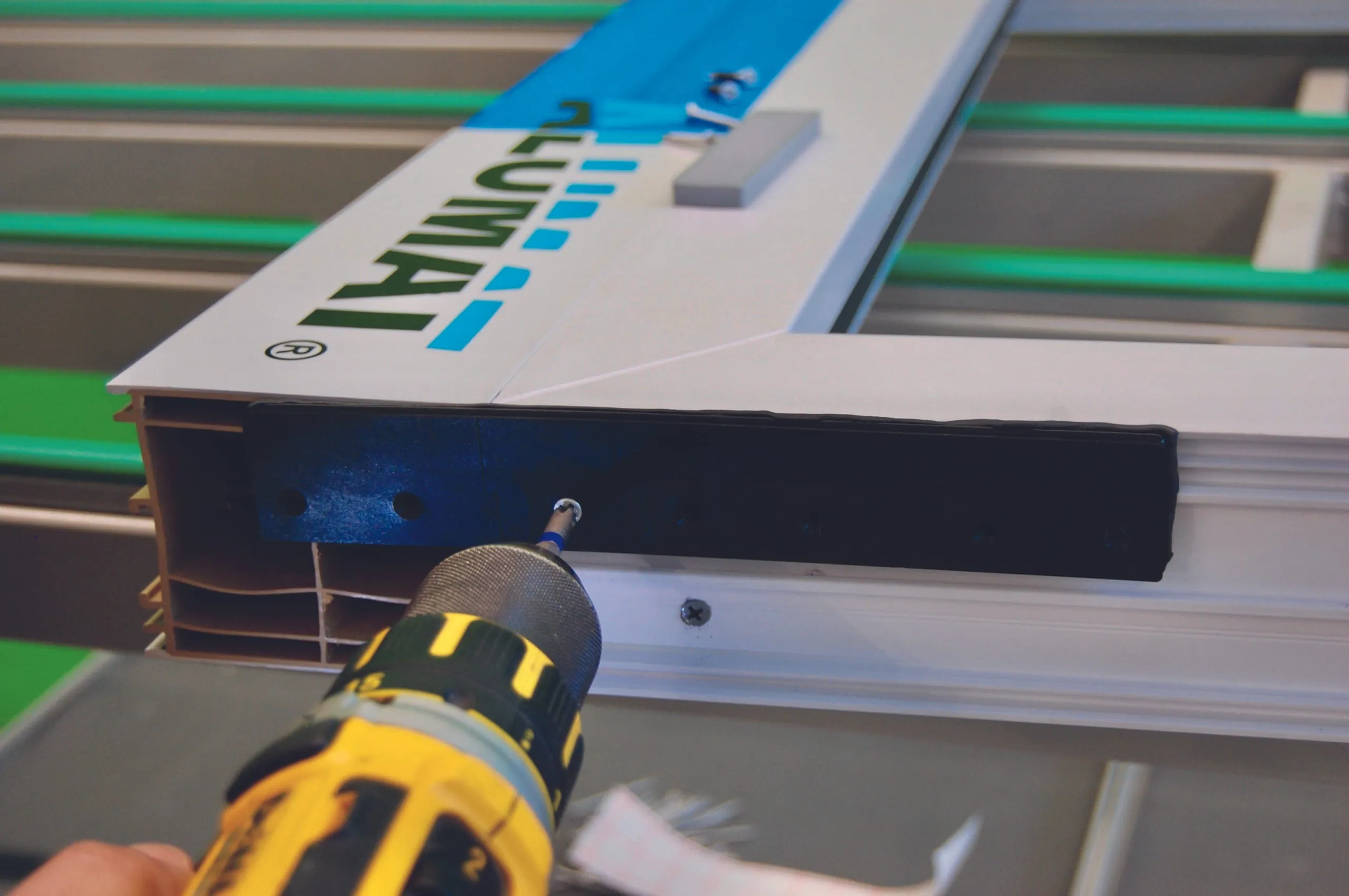 3. Schritt: Zusätzlich zum Butylband schrauben Sie die Klemmleiste für eine sichere Befestigung am Rahmenrücken an. Sieben Löcher sind zu diesem Zweck vorgebohrt.