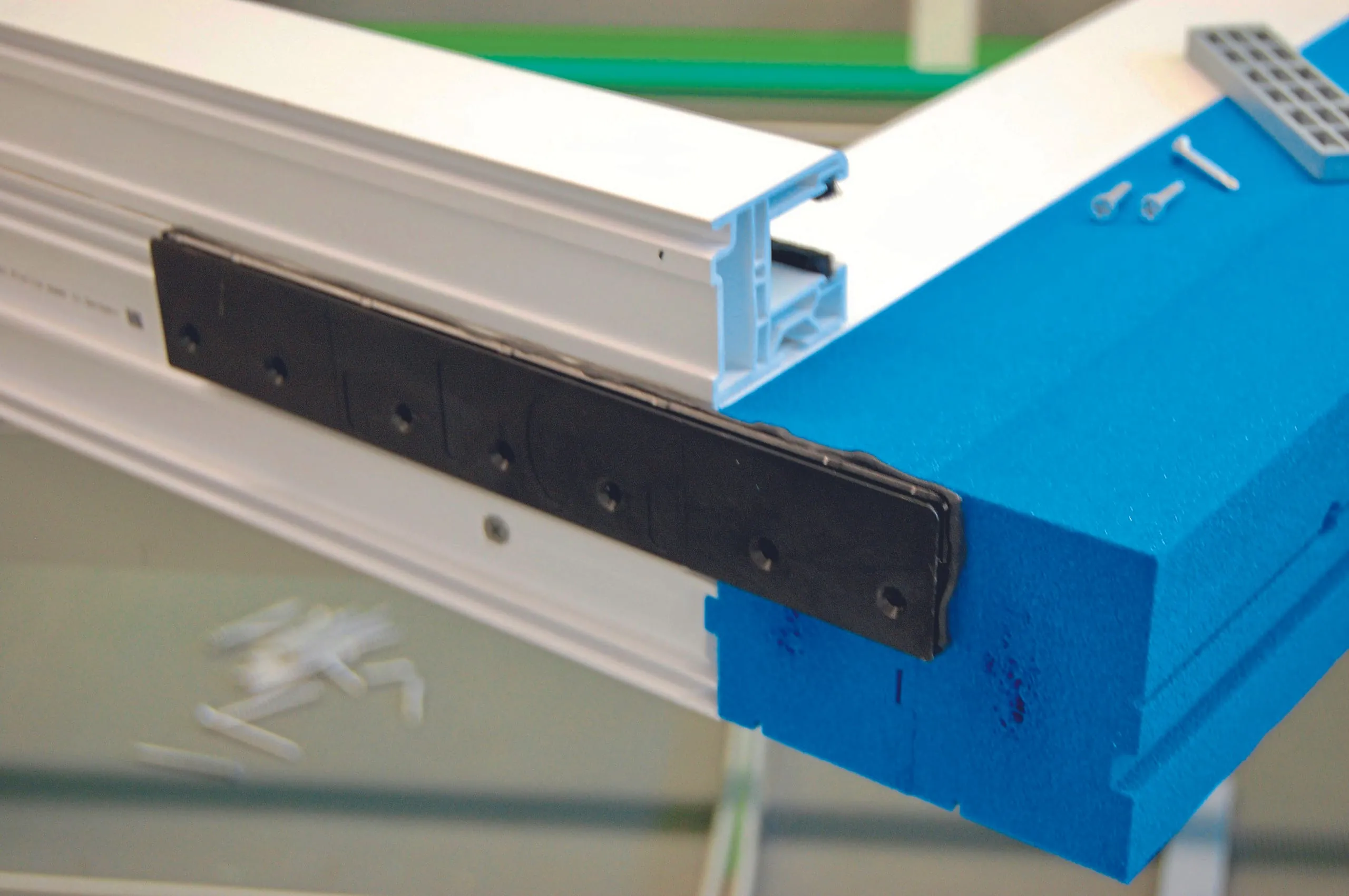 4. Schritt: Wenn am Element eine Rollladenführungsschiene verbaut ist, befestigen Sie die Klemmleiste ebenfalls so, wie es in den Schritten 1 bis 3 beschrieben ist.