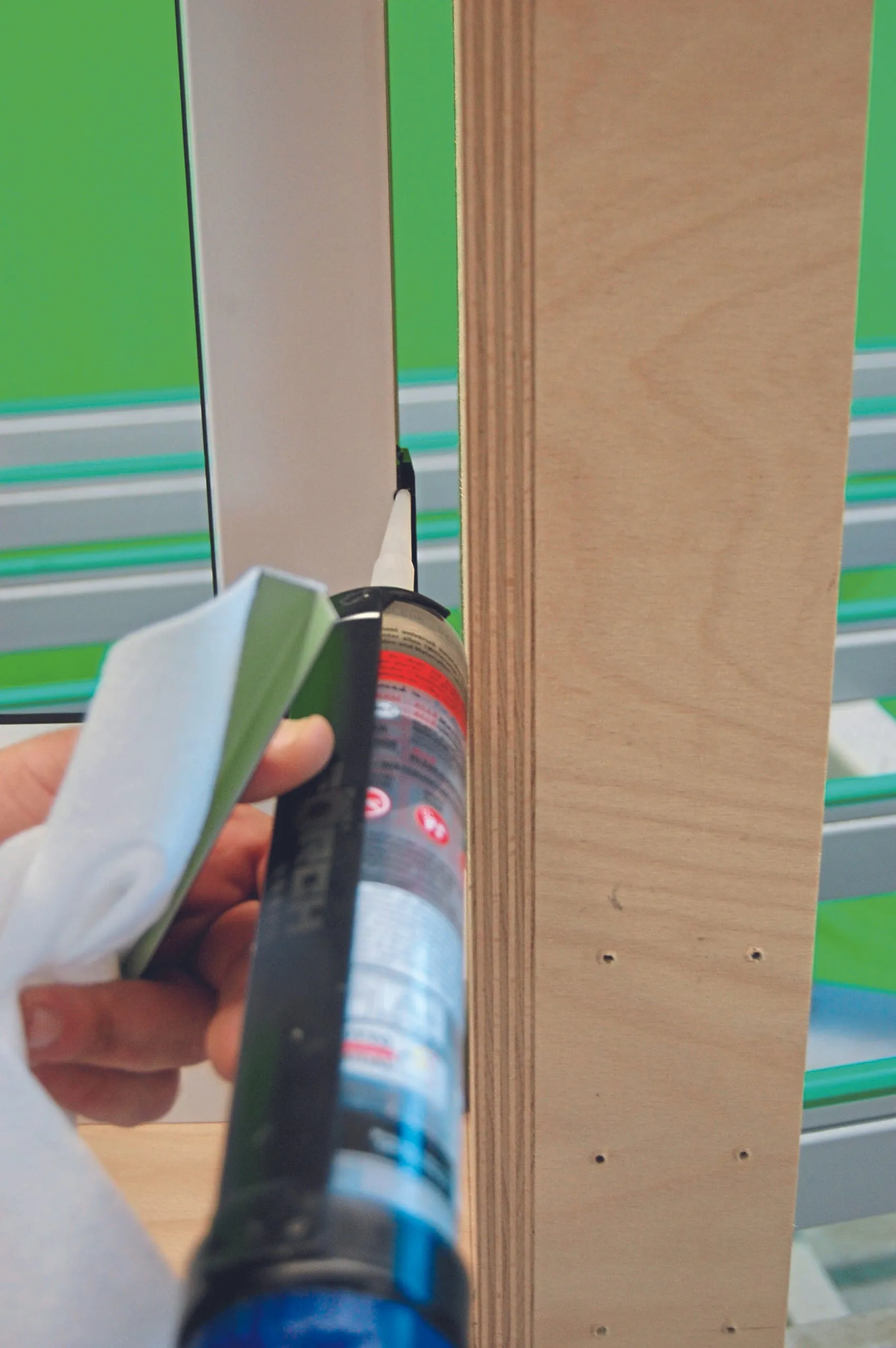 5. Schritt: Auf der Baustelle bringen Sie mit der Kartuschenpresse eine Dichtstoff-Raupe in die Nut der Klemmleiste ein.