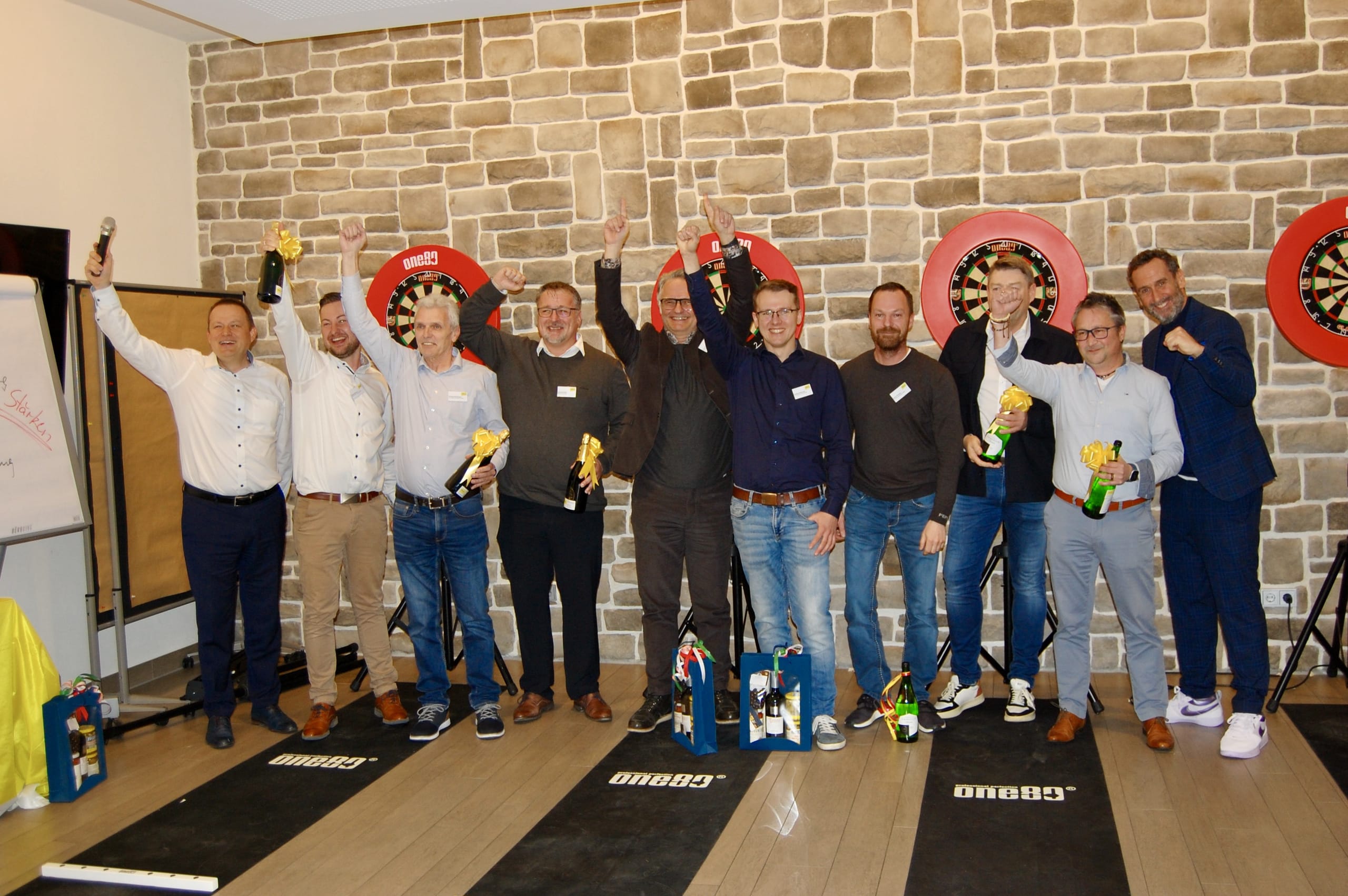Das Dartsturnier war von Beginn an fester Bestandteil der Ammon Türentage, um die Gemeinschaft zu stärken – diesmal mit Elmar Pauke (re.), der Stimme des Darts.