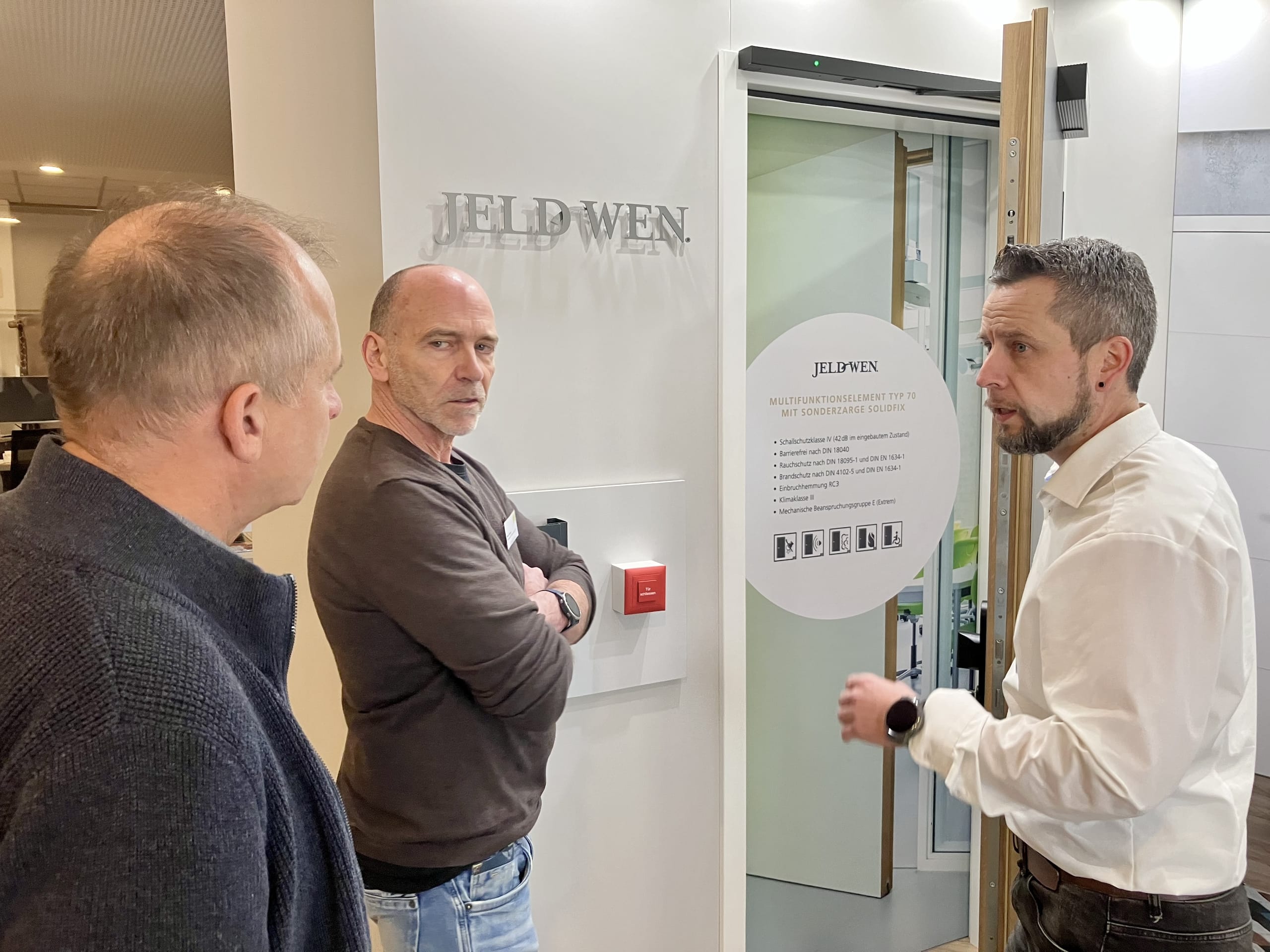 Ob Innentüren in Stumpfoptik, ob Elemente in Spritzlack-Ausführung: Wer im Objektgeschäft unterwegs ist, dürfte mit dem Vortrag von Wolfgang Mrowietz und Roman Wülferth zur Objekt-Türen-Neuheit von JELD-Wen reichlich Anregungen erhalten haben.