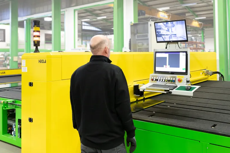 Der Laser macht das VSG-Schneiden schneller: 20 Prozent und mehr erh&ouml;ht sich der Durchsatz im Vergleich zur konventionellen R&ouml;hrenheizung.