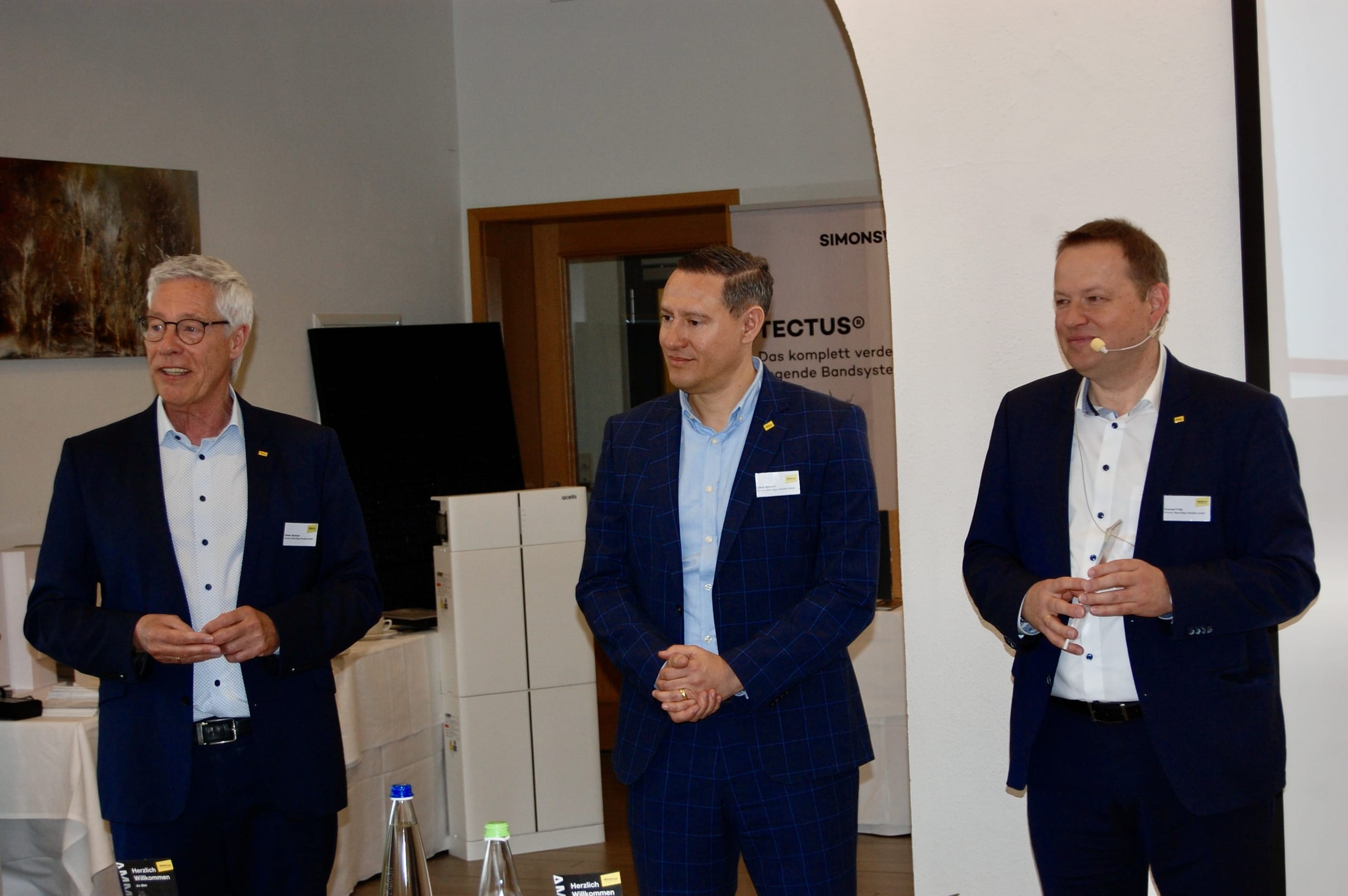 Die 26. Ausgabe der Ammon Türentage fand diesmal in Geiselwind in Franken statt. Hier richtet Dieter Ammon zusammen mit den Geschäftsführern Klaus Ammon und Konrad Fritz (v.li.) Worte des Willkommens an die mehr als 80 Teilnehmenden.