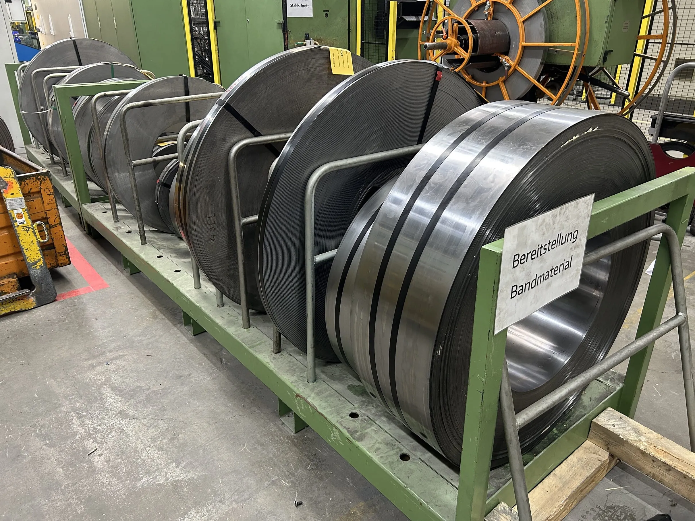 In 44 flexiblen Regalfeldern k&ouml;nnen zuk&uuml;nftig jeweils bis zu sieben Coils in einzelnen F&auml;chern &uuml;bereinander gelagert werden.