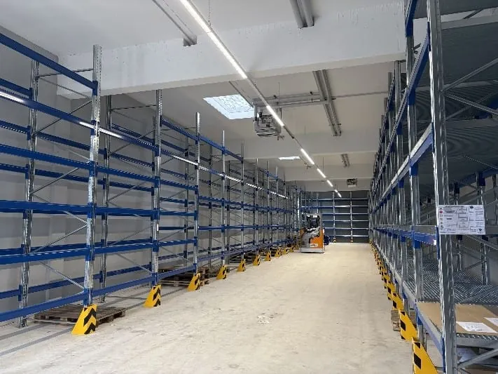 Das neue 300 Quadratmeter gro&szlig;e Geb&auml;ude sorgt mit seinem modernen Lagersystem f&uuml;r eine &uuml;bersichtliche und schonende Lagerung der Coils.