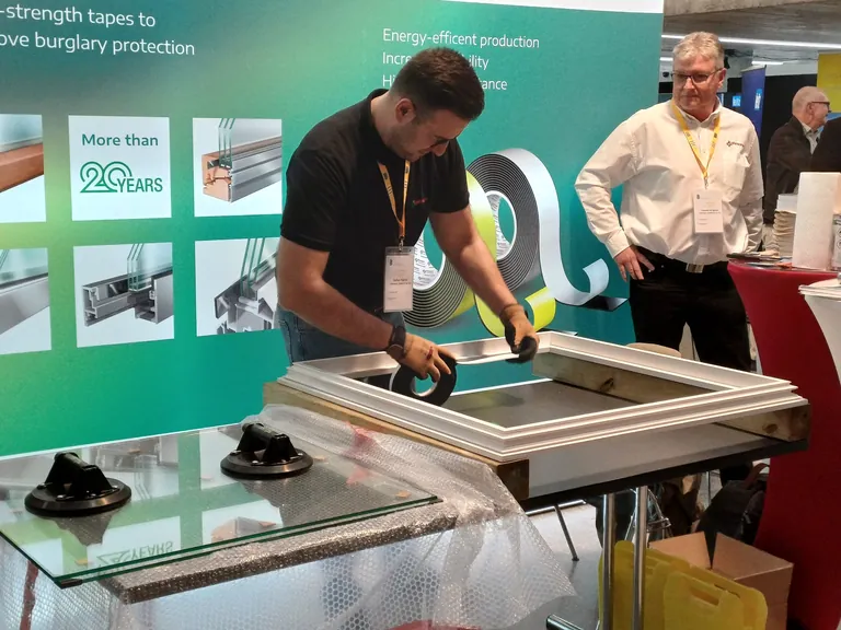 Lohmann nutzte die Windays Live, um die Verklebung einer Glasscheibe mit einem seiner Klebeb&auml;nder zu zeigen.