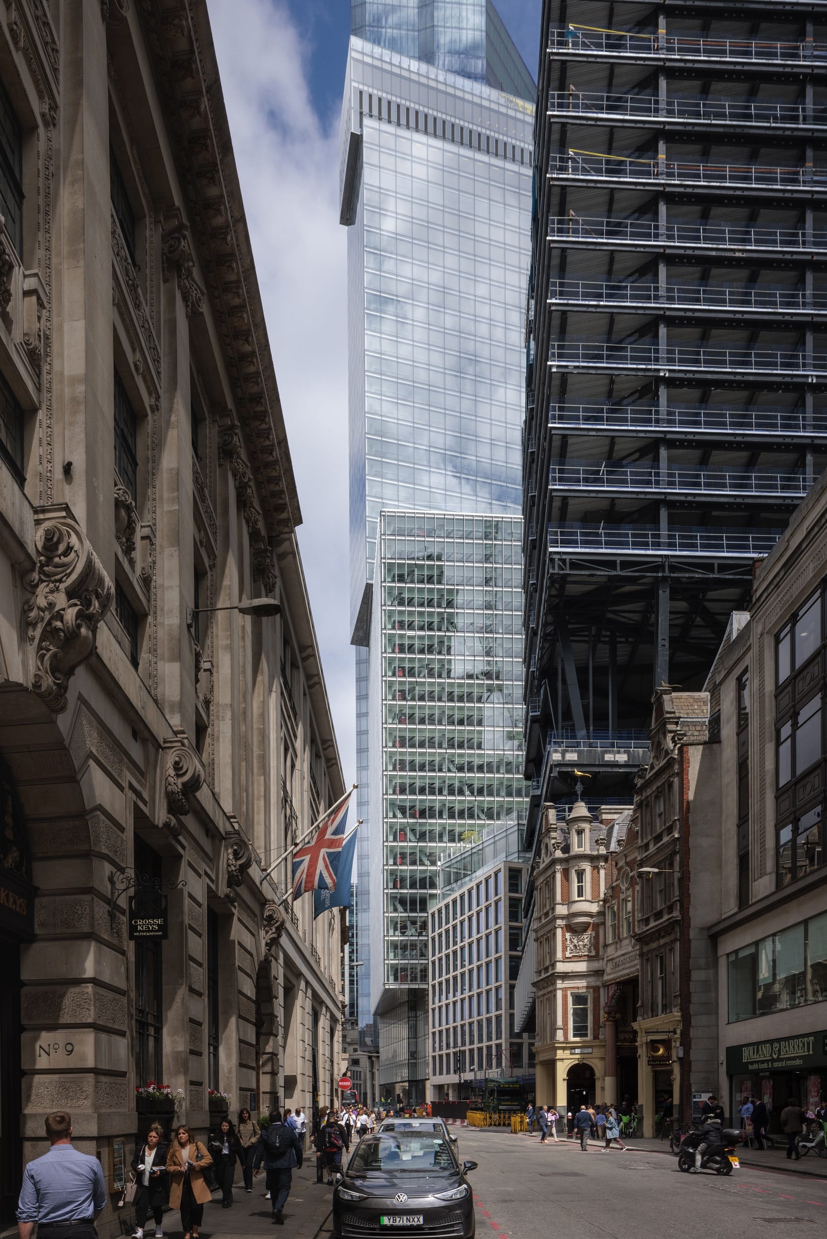 "8 Bishopsgate" ist ein 50-stöckiger, 204 Meter hoher Wolkenkratzer in der City of London,der die beste Energieeffizienzklasse EPC A erreicht und mit BREEAM Outstanding ausgezeichnet wurde. Eine doppelschalige Aktivfassade mit einem besonderen Stahlskelett, Sonnenschutz- und Low-E-Verglasungen von AGC Interpane Architectural Glass und einer lichtgesteuerten Verschattung minimiert den CO2-Footprint des Gebäudes und den Bedarf für Klimatisierung.