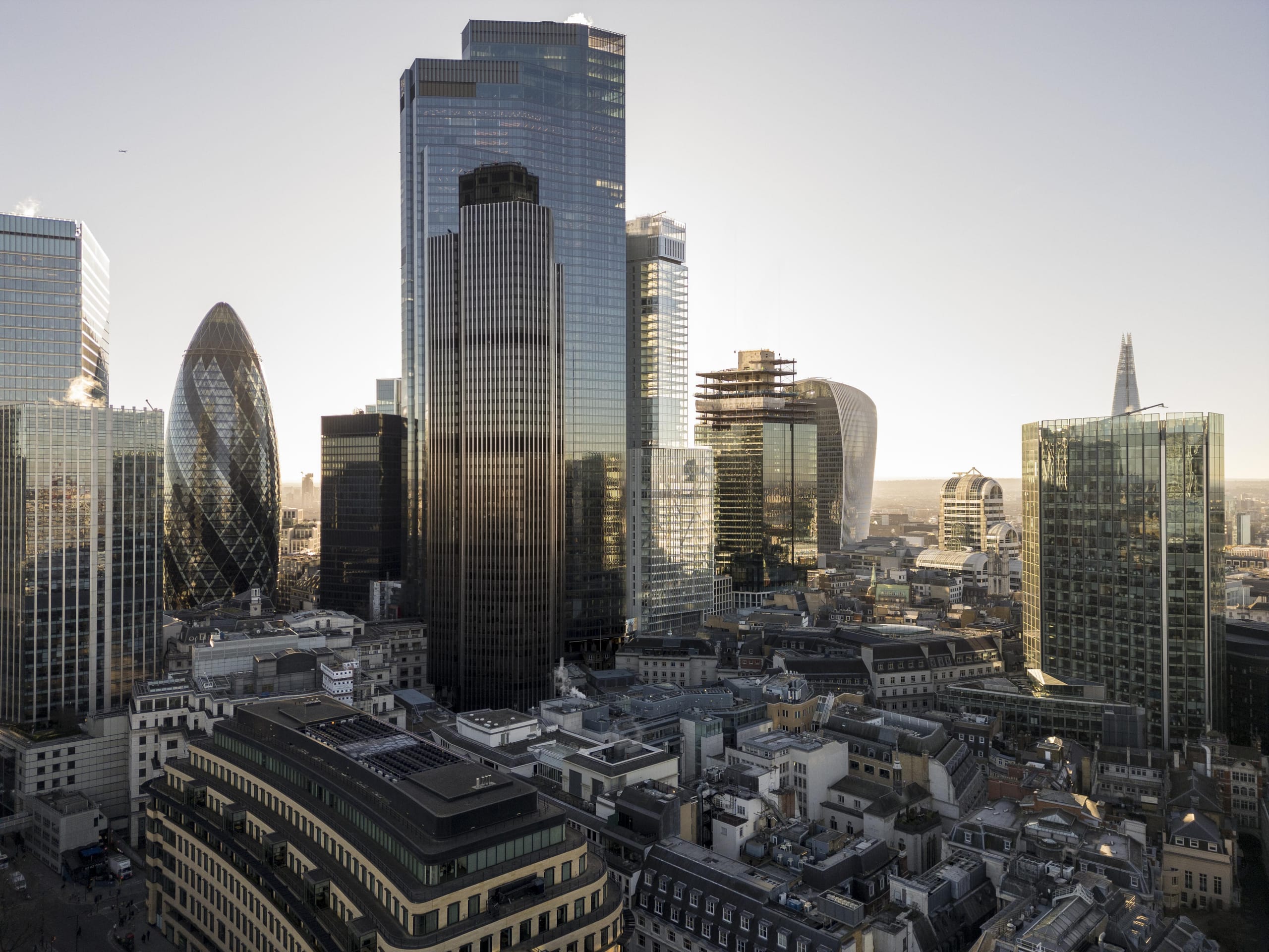 Jedes architektonische Hauptelement von "8 Bishopsgate" besitzt einen individuellen Charakter. Der untere Baukörper wurde mit Naturstein verkleidet und besitzt große quadratische Fenster, der mittlere und der obere Block wurden vollständig doppelschalig verglast. Um die Intensität der Sonneneinstrahlung und Blendung zu regulieren, entschieden sich die Planer für eine 200 Millimeter tiefe Closed Cavity Fassade mit innenliegenden automatisierten Jalousien. Dachsensoren ermitteln ganztägig die Intensität und Position der Sonne und passen die Verschattung variabel an, was die Kühllast des Gebäudes erheblich reduziert.