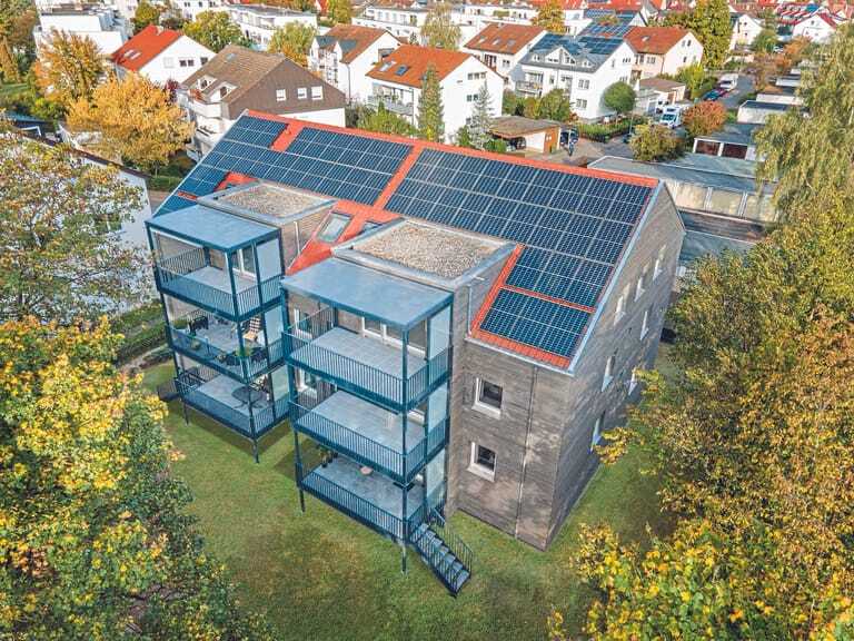In Tübingen-Derendingen wurde ein Mehrfamilienhauses mit vorgefertigten Elementen von Schwörerhaus energetisch saniert.