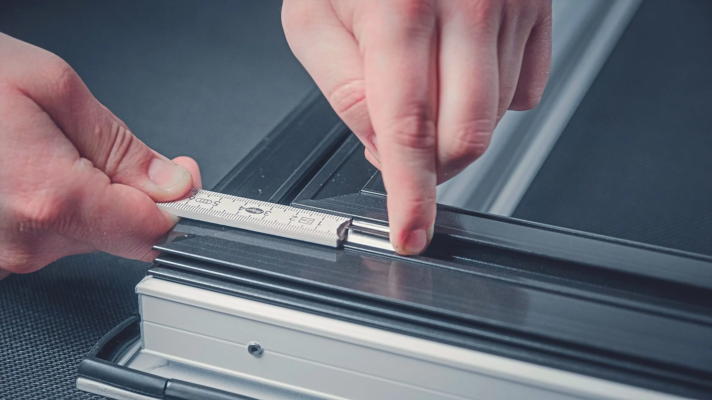 1. Schritt: Zur Vorbereitung des Flügelelements klipsen Sie die FÜF Halte­klammern umlaufend in die Nut der Isolierzone ein. Achten Sie auf die Abstände von 60 Millimeter zu den Ecken. Danach können Sie die Klammern im Abstand von 300 Millimeter positionieren.