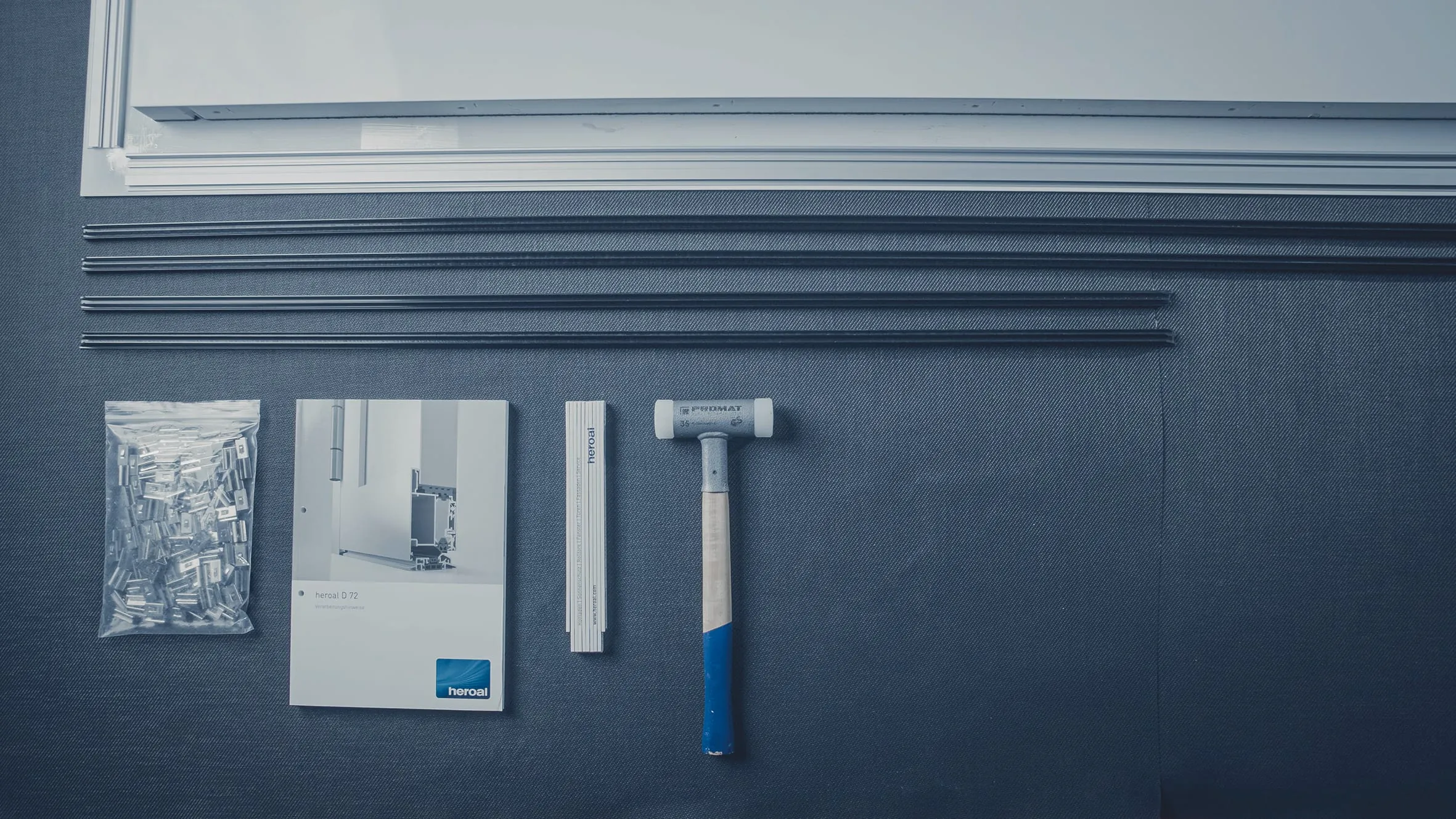 Vorbereitung: Die Montage der Türfüllung erfordert nur wenige Arbeitsschritte, Materialien und Werkzeuge. Dank des reversiblen Systems lässt sich die Türfüllung jederzeit austauschen, ohne dass das gesamte Türsystem erneuert werden muss.