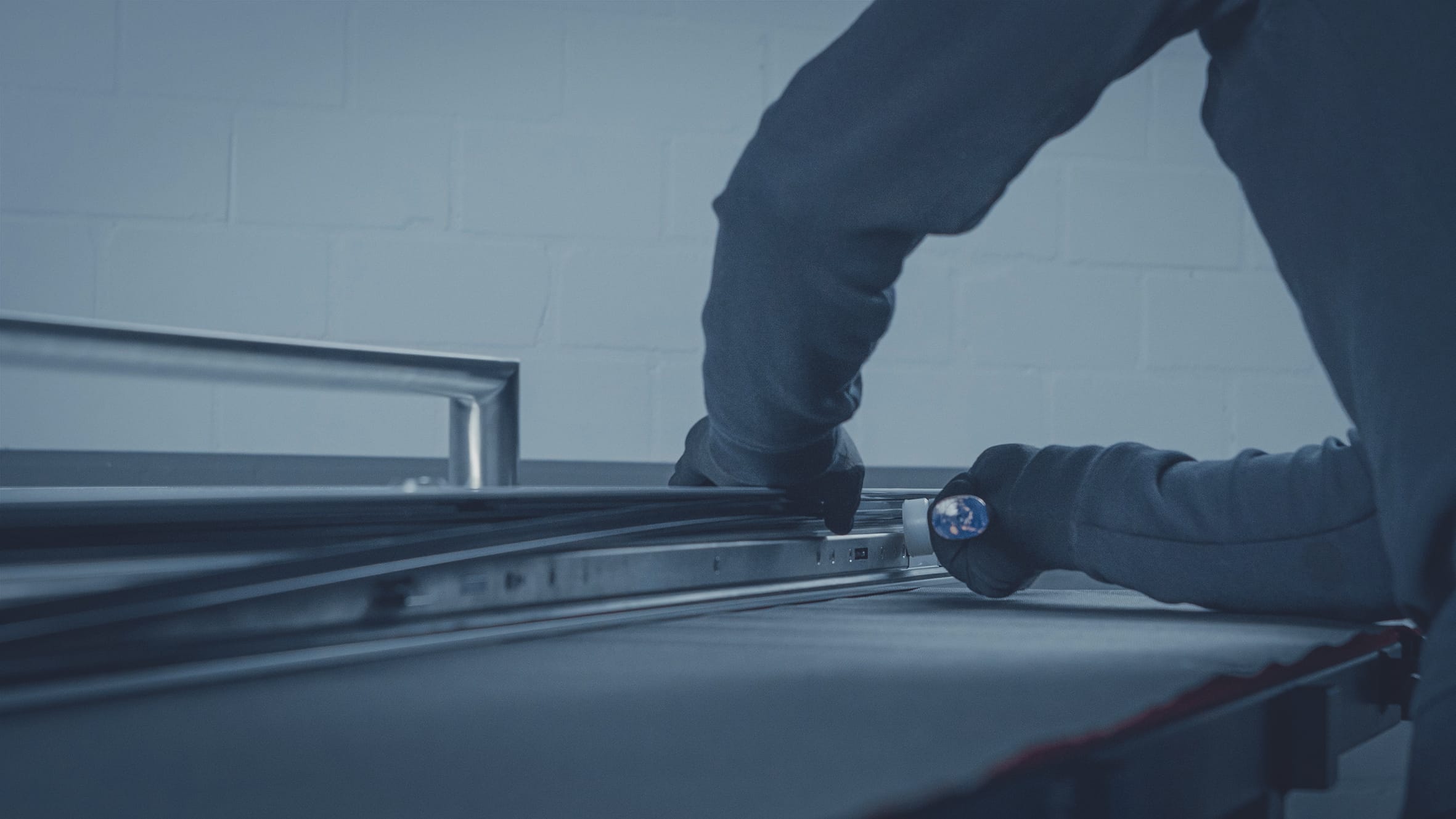 4. Schritt: Schneiden Sie das Klipsprofil gemäß den Verarbeitungshinweisen passgenau zu und fügen Sie es anschließend mit dem Gummihammer seitlich in das Flügelprofil ein. Das Klipsprofil dient als mechanische Sicherung der Füllung und des Flügelelements.