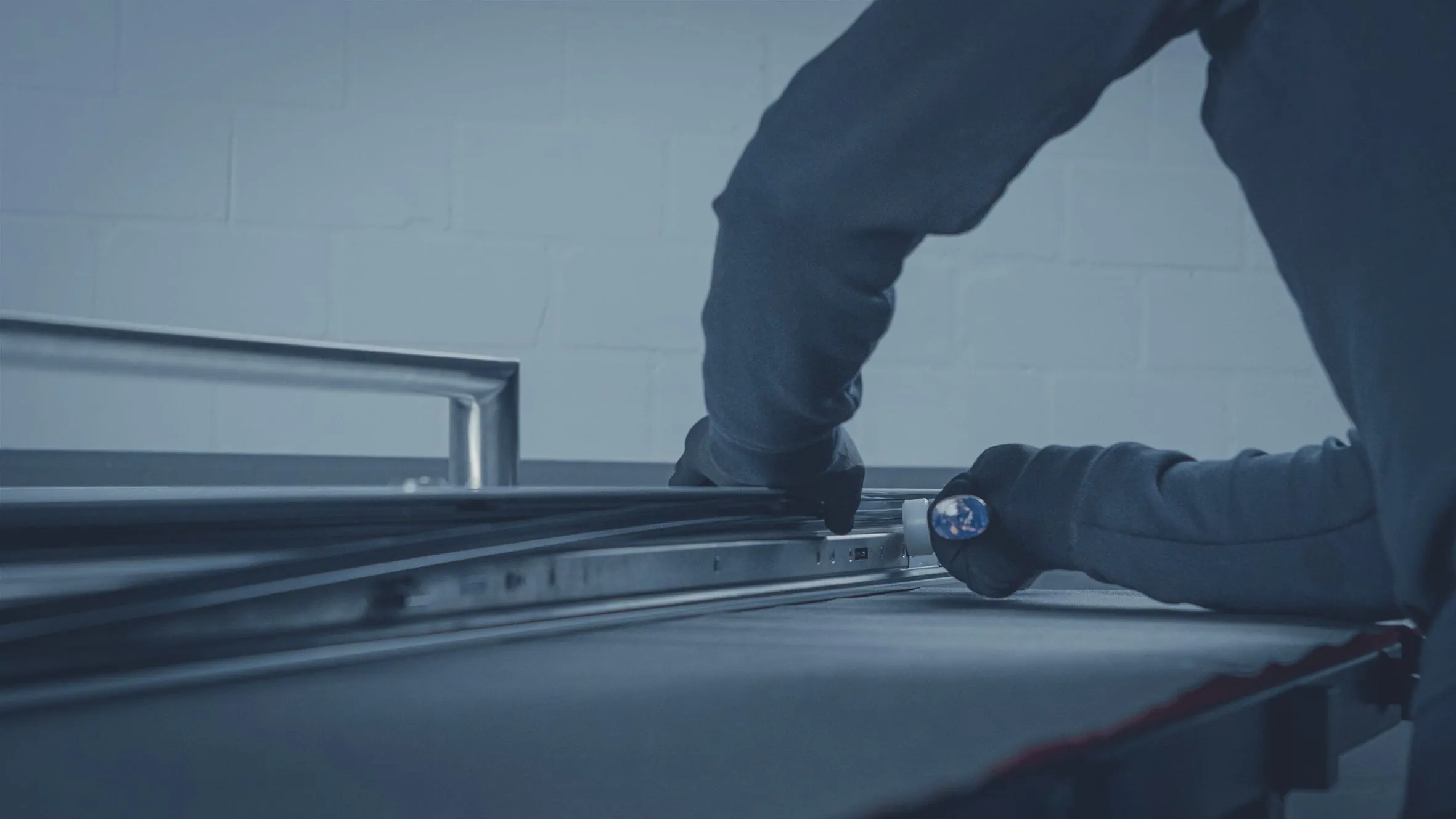 4. Schritt: Schneiden Sie das Klipsprofil gemäß den Verarbeitungshinweisen passgenau zu und fügen Sie es anschließend mit dem Gummihammer seitlich in das Flügelprofil ein. Das Klipsprofil dient als mechanische Sicherung der Füllung und des Flügelelements.