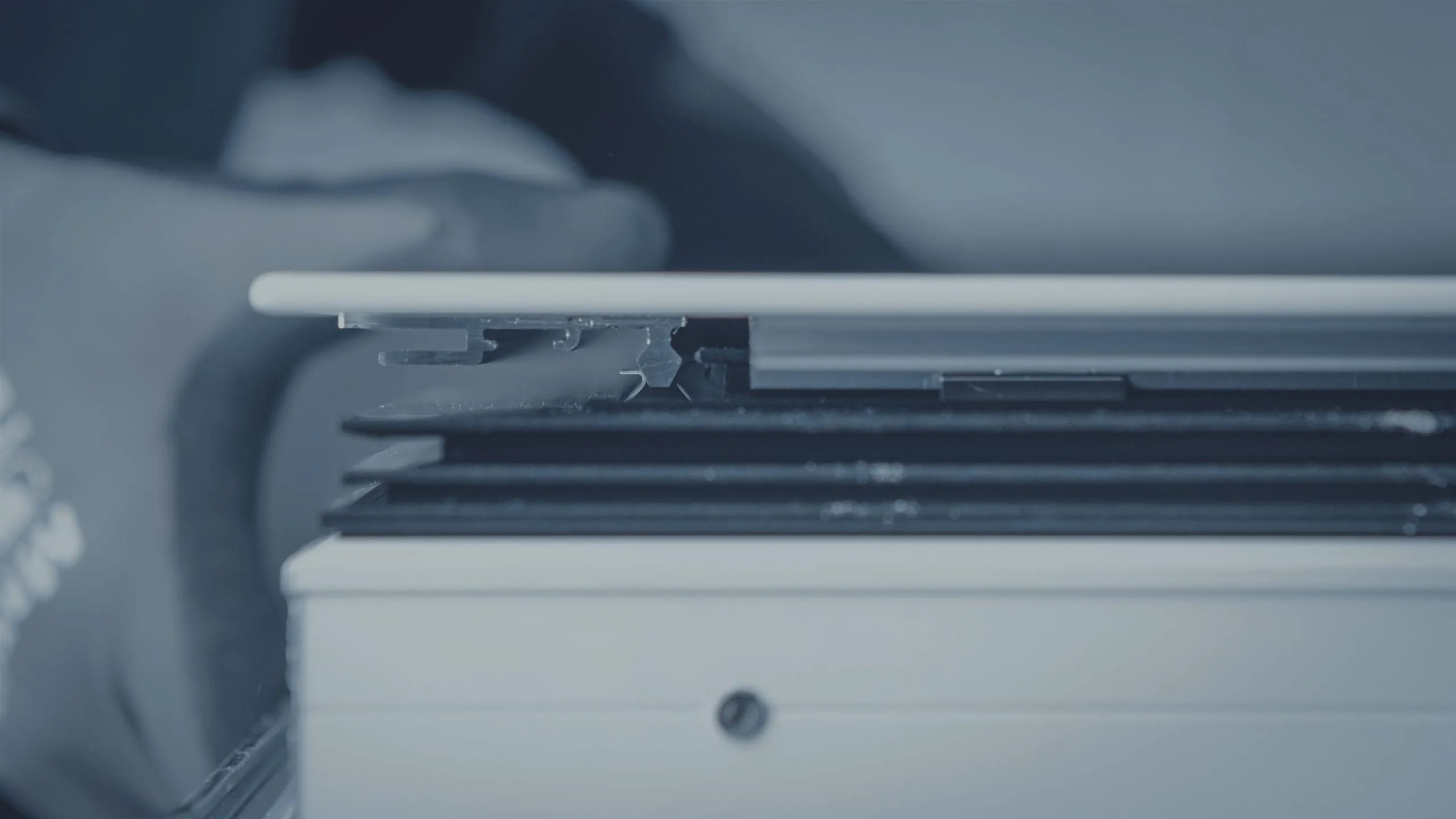 2. Schritt: Bevor Sie die Türfüllung einsetzen, kleben Sie die Glasfalzdämmung umlaufend in den Flügelfalz. Legen Sie anschließend die Türfüllung mit aufgeklebter reversibler Halteleiste auf und achten Sie darauf, dass der Schenkel des Montagerahmens exakt über den FüF Halteklammern positioniert ist.