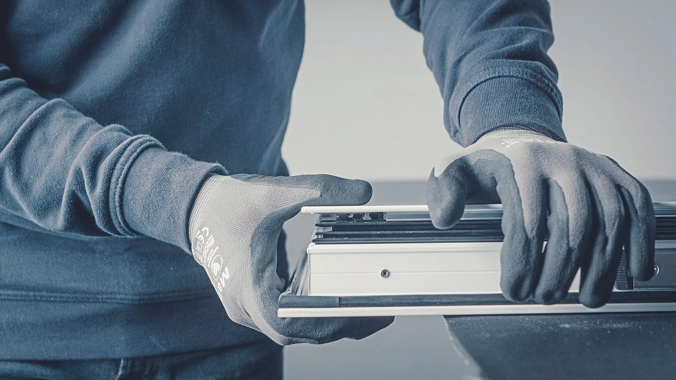 3. Schritt: Drücken Sie die Türfüllung von oben in die FüF Halteklammern, bis sie sicher eingerastet ist.