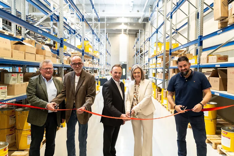 Mit dem Durschneiden des roten Bandes wurde der St&uuml;tzpunkt er&ouml;ffnet. V.li.: Ferdinand Hager (Generalplaner SET), Christian Handler (St&uuml;tzpunktleiter), Gerald Bischof (Bezirksvorsteher Liesing), Andrea Berghofer (Gesch&auml;ftsf&uuml;hrerin Adler) und Michael Digruber (stellvertretender St&uuml;tzpunktleiter).