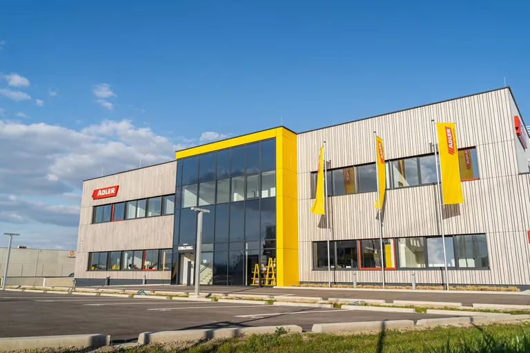 Mit dem neuen Shop & Service Wien investiert Adler in noch mehr Kundenservice.