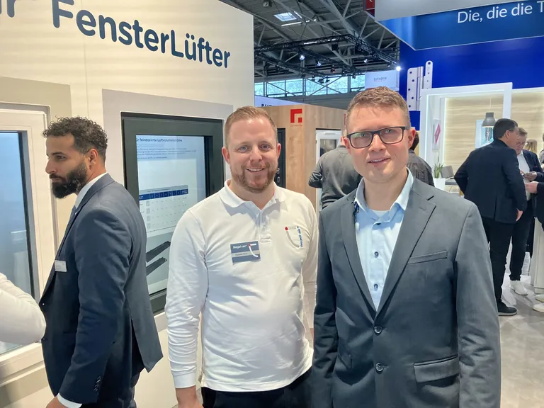 Torsten Schuster (r.) und das Unternehmen Eilenburger Fenstertechnik verlassen sich in Sachen L&uuml;ftung auf Regel-air und den Support von Raphael Maas (l.).
