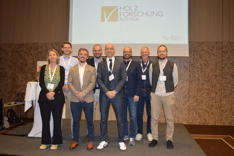 Vortragende des Kreislaufforum Holz in Wien (v.l.n.r.): Christina F&uuml;rhapper, Kaspar Albrecht, Harald Schwarzschachner, Dr. Thomas Moosbrugger, Seminarleiter Dr. Martin Weigl-Kuska, Hubert Grech, Martin Aichholzer und Simon Winter.