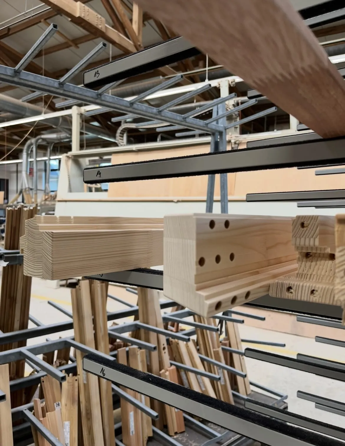 Zwischenlagerung der fertig bearbeiteten Kanteln vor der Rahmen- und Flügelmontage.