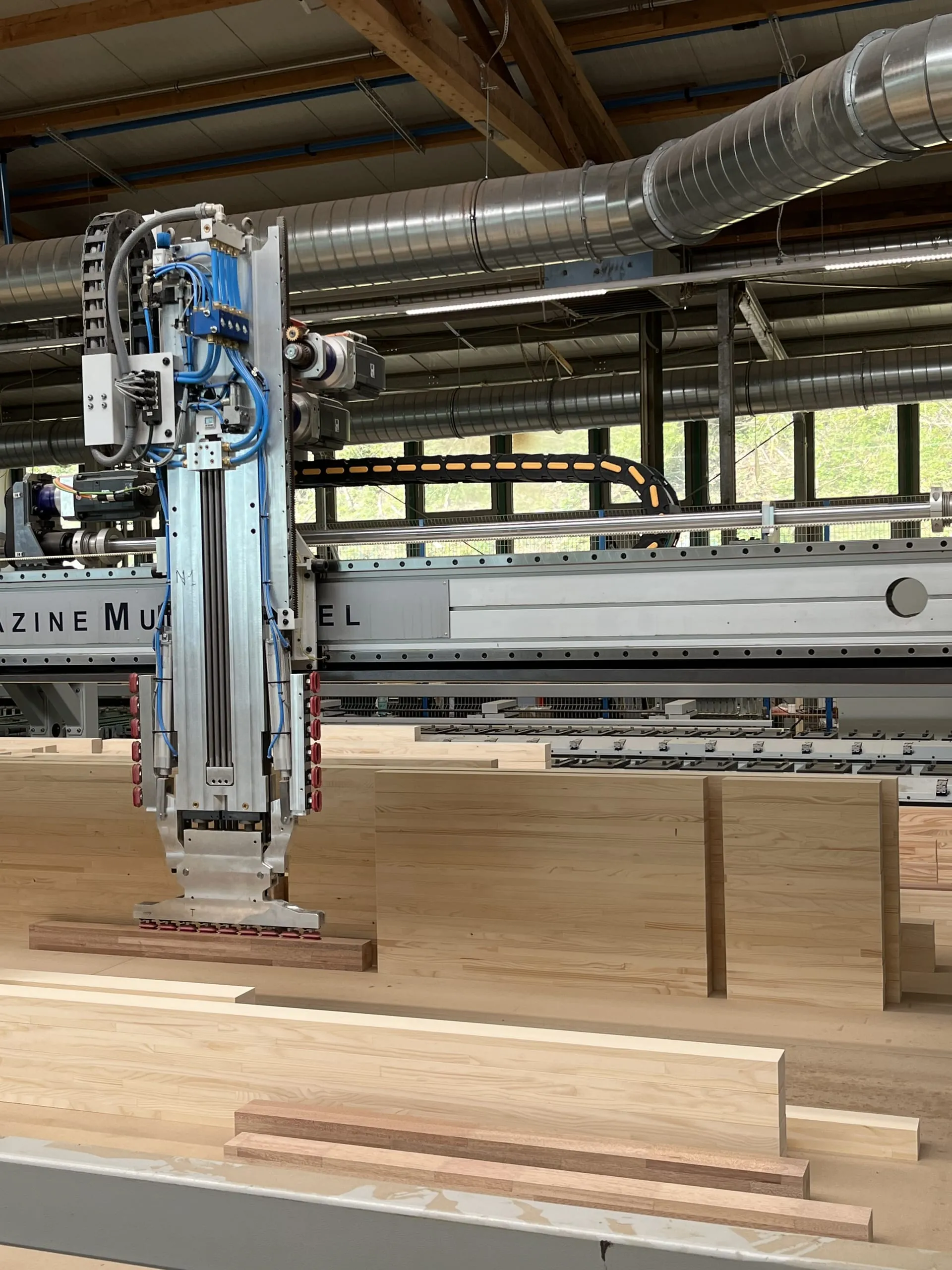 Sämtliche Bearbeitungsschritte erfolgen bei Niveau vollautomatisch. Mithilfe eines intelligenten Kransystems mit Saugelementen werden die Kanteln in das Zwischenlager und den Flächenteilepuffer transportiert.