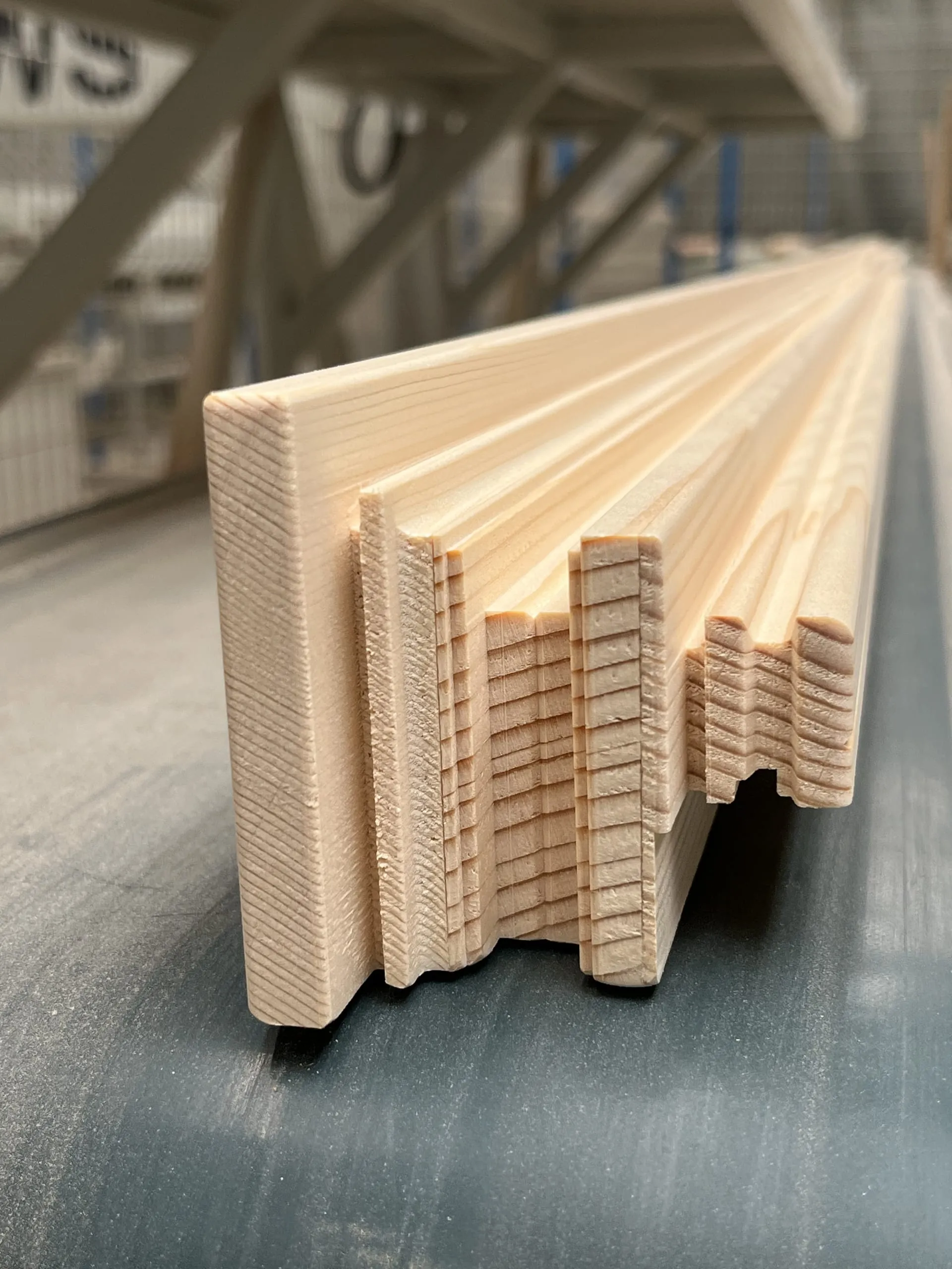 Neben massiven Zeit- und Kostenvorteilen sorgt der 140 Meter lange Bearbeitungsprozess für Zugewinne in der Produktqualität, z. B. für ein ausrissfreies, präzises Fräsbild.