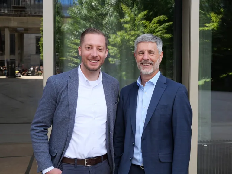 Pascal Abt (links) &uuml;bernimmt das Pr&auml;sidium des SFV von Roger Quendoz(rechts), der sich hinblickend seiner anstehenden Pensionierung zur&uuml;ckzieht.