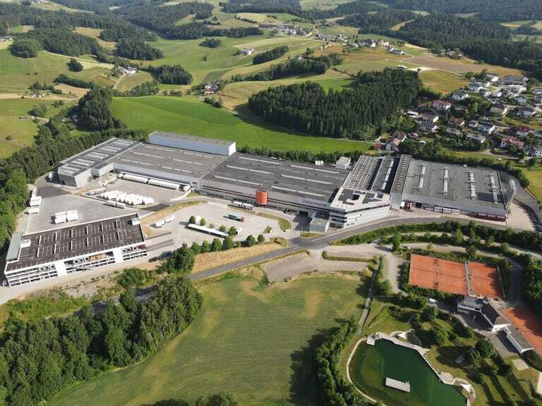 Seit 2019 realisierte die IFN-Holding Investitionen in Höhe von rund 245 Mio. Euro. Diese Investitionen stellen hochmoderne Produktionsstätten, die entsprechenden Kapazitäten sowie Produktinnovationen für die Zukunft sicher. Hier zu sehen: Das Werk Sarleinsbach.