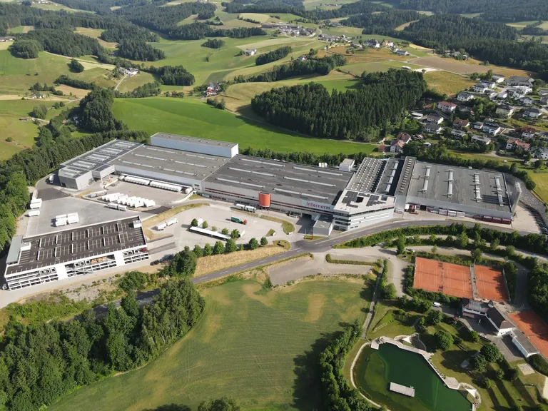 Seit 2019 realisierte die IFN-Holding Investitionen in H&ouml;he von rund 245 Mio. Euro. Diese Investitionen stellen hochmoderne Produktionsst&auml;tten, die entsprechenden Kapazit&auml;ten sowie Produktinnovationen f&uuml;r die Zukunft sicher. Hier zu sehen: Das Werk Sarleinsbach.