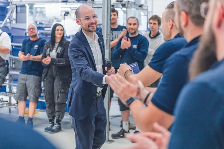 Bei seinem Begrüßungs-Rundgang über das Firmengelände wurde Dr. Johannes Schmalz von den Mitarbeitenden herzlich willkommen geheißen.