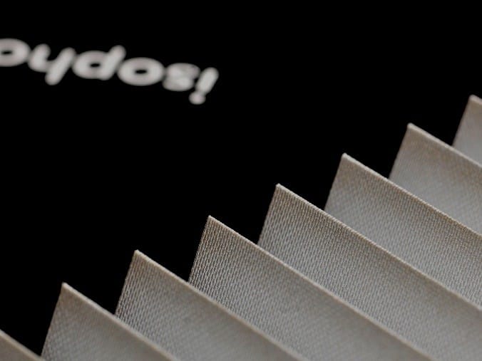 Für das integrierte Plissee setzt Isophon Glas auf lichtundurchlässiges Sondergewebe mit semireflektierender Beschichtung.