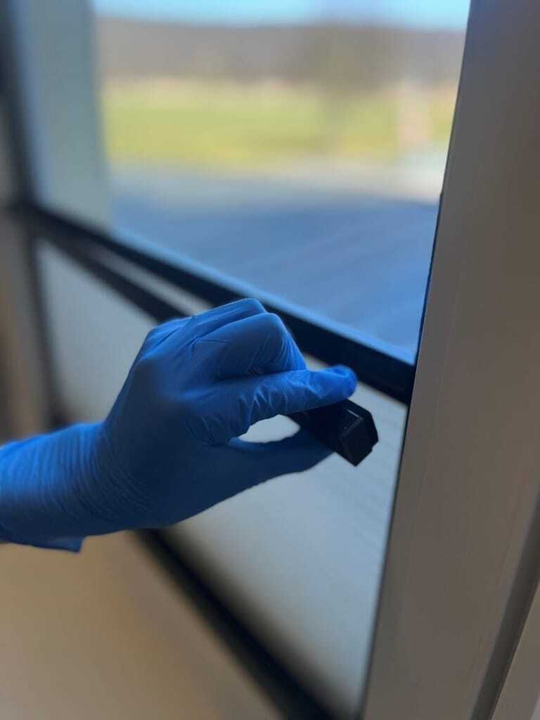 Die Positionierung des Plissees im Scheibenzwischenraum funktioniert mit abnehmbaren Magnetleisten.