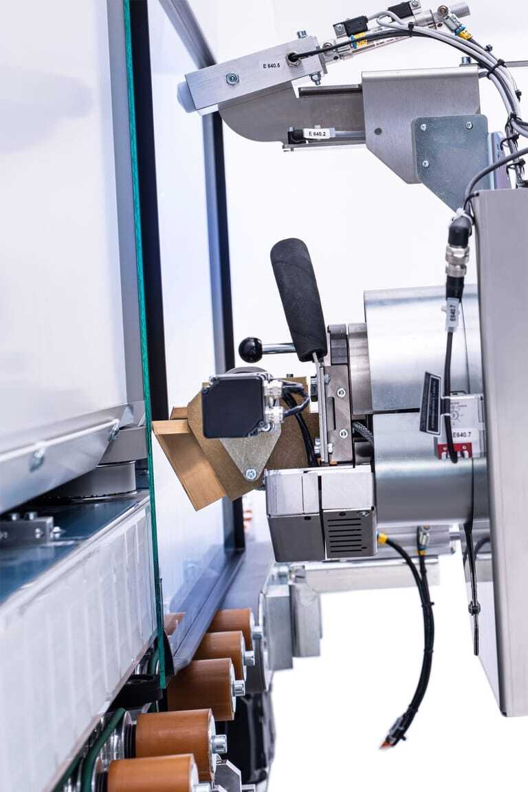 Die Glaston TPS Technologie zur automatisierten Fertigung von Dünnglas-Isolierglas-Einheiten.
