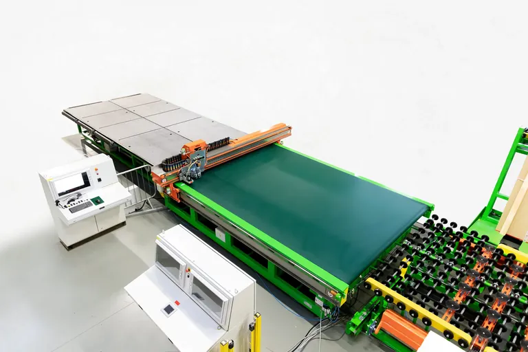 Schon seit drei Jahrzehnten baut Hegla Anlagen für den Zuschnitt von Dünnglas. Für den Eintransport kommt ein flächiges Transportband zum Einsatz.