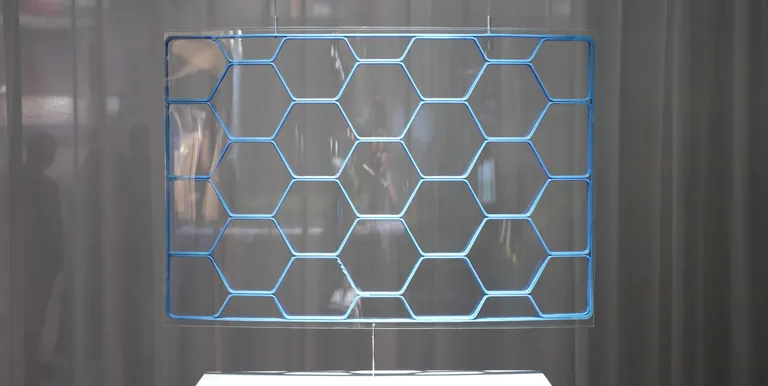 Im Projekt L3ichtglas der TU Dresden geht es um die Entwicklung von leichten Verbundelementen aus Dünnglas mit 3D-gedrucktem Biopolymerkern für materialeffiziente Isolierverglasungen in der Gebäudehülle.