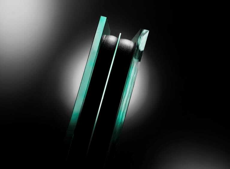 Dreifach-Wärmedämmglas mit einem bis zu 0,5 Millimeter dünnen Mittelglas ist besonders leicht und kann technisch veraltete Zweifachverglasungen ersetzen.