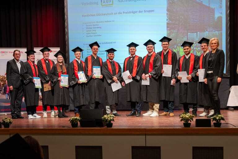 Graduierungsfeier des Studiengangs Bauingenieurwesen - Fassadentechnik im Dezember 2024 in der Alten Mälzerei in Mosbach: Vorstandsmitglied Walter Lonsinger (li.) und Professorin Isabelle Simons (re.) übergaben die Preise an die Preisträgerinnen und Preisträger.